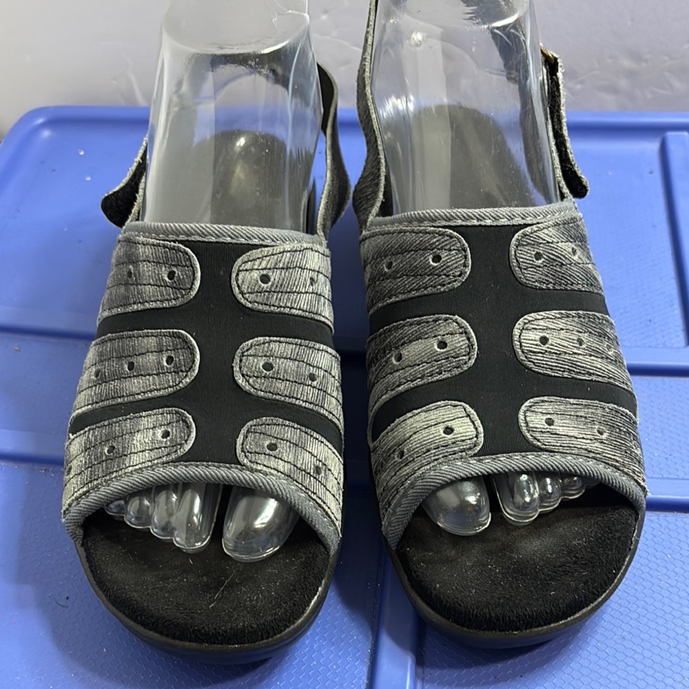 Fly Flot Stylish Black and Gray Women's Sandals Sz 38/7.5 Excellent Condition